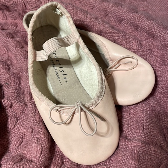 Ballet slippers, kids’ size 12 🩰 - Picture 3 of 4